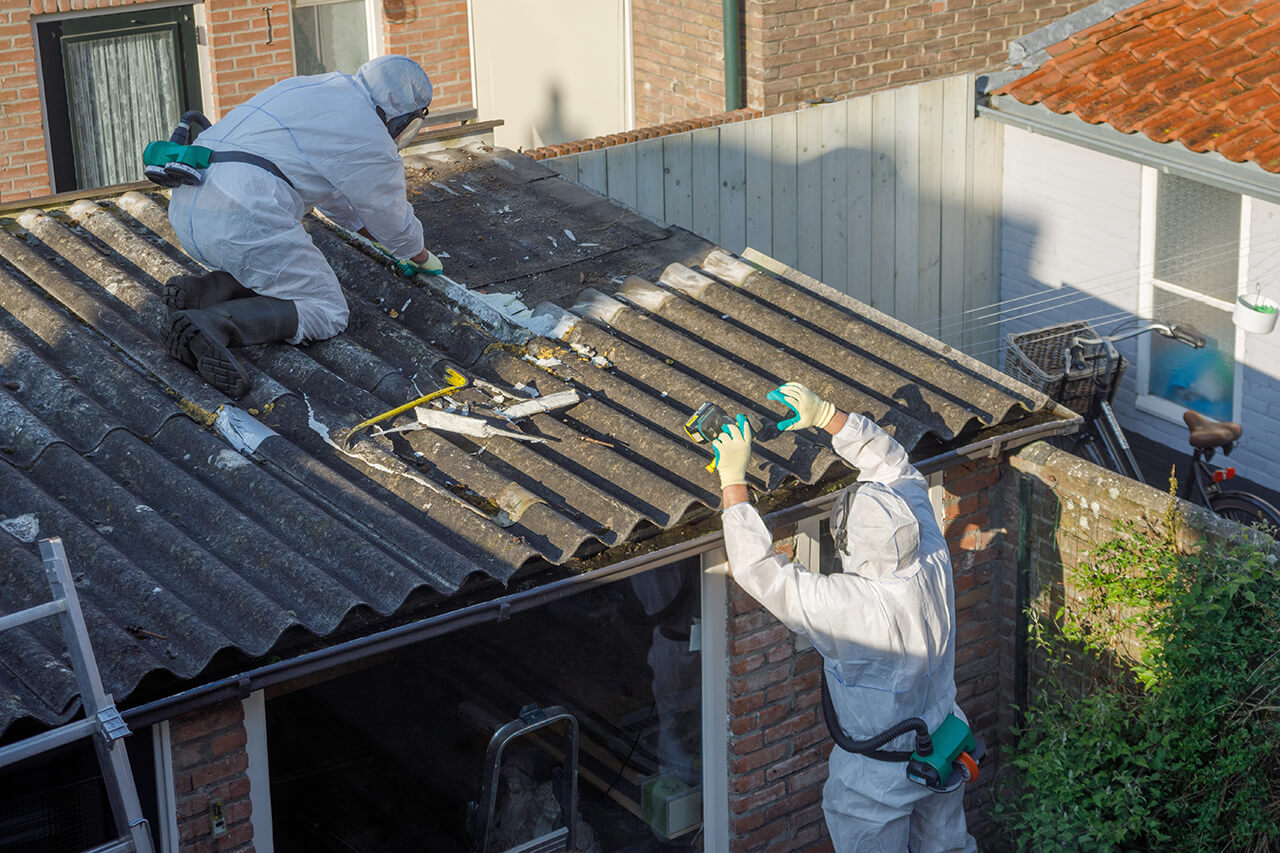 professionals_removing_asbestos_roofing professionals_removing_asbestos_roofing